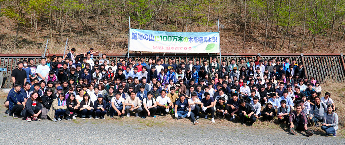 足尾での植樹活動の模様