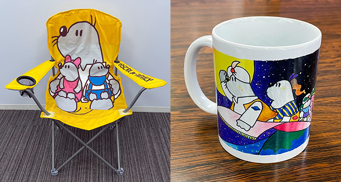 アウトドアチェアとマグカップ